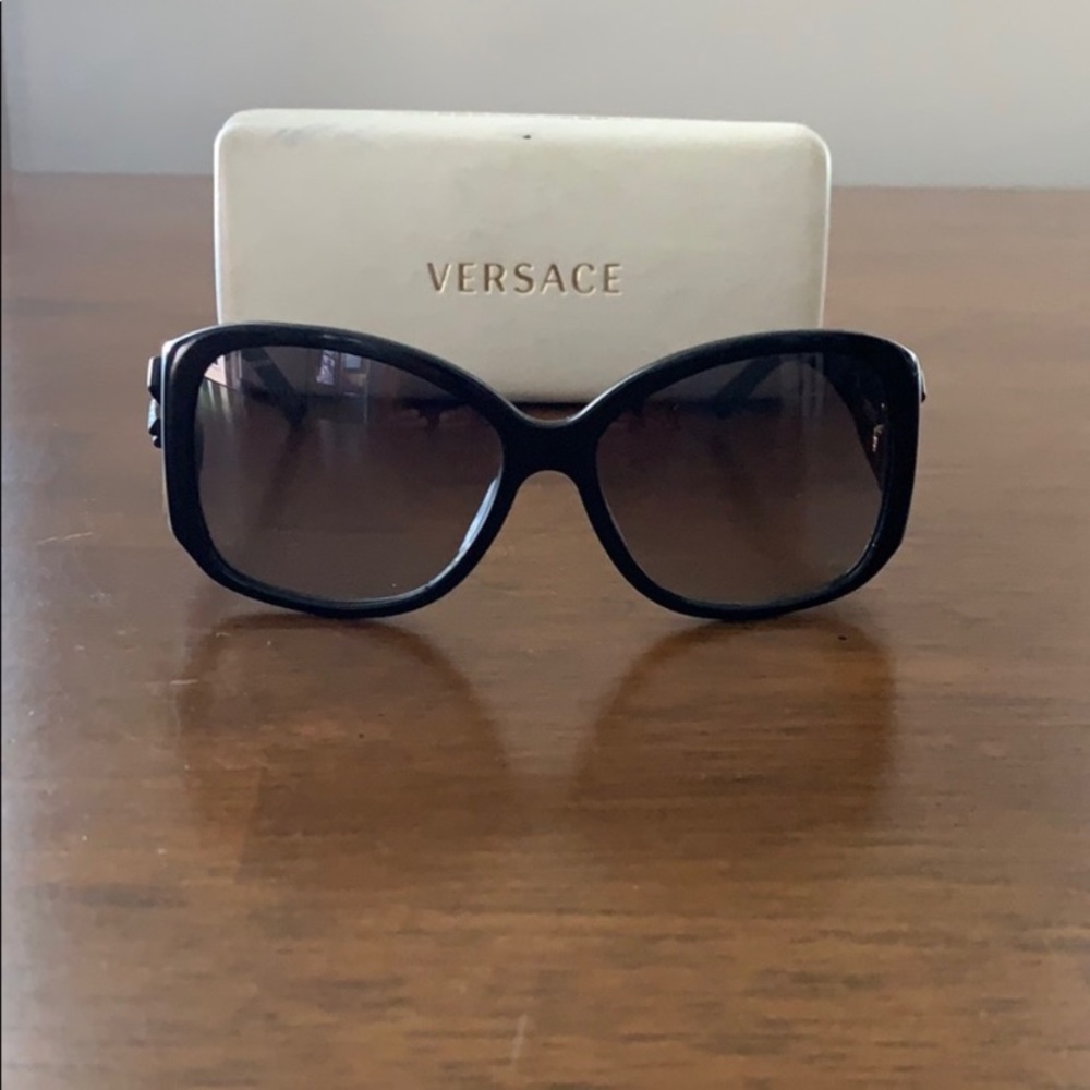 VERSACE ties with a bow sunglasses